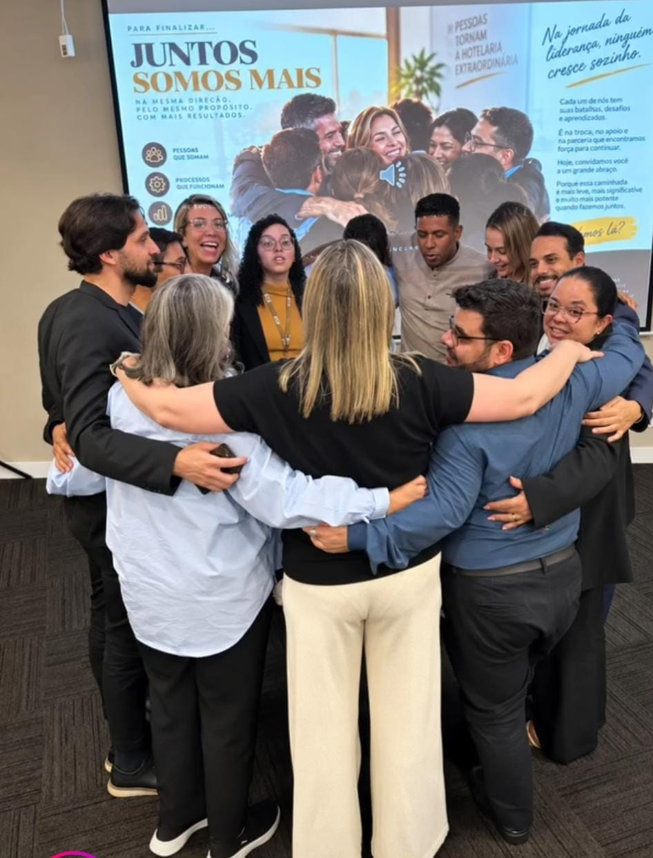 Equipe reunida em atividade de desenvolvimento de liderança